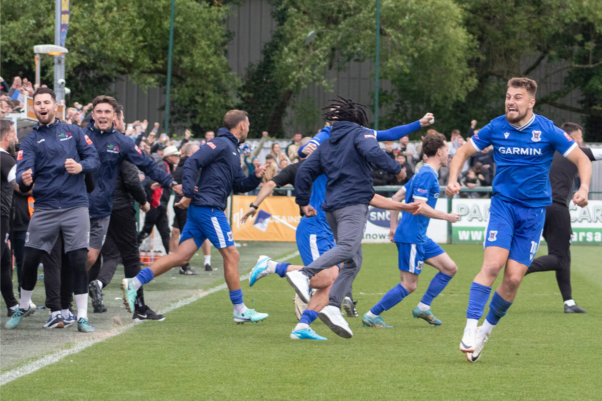 Tony Lee-7_Celebrations_AFC Totton vs Gloucester City_SLPDS-PO-Final_Mon05May2025.jpg