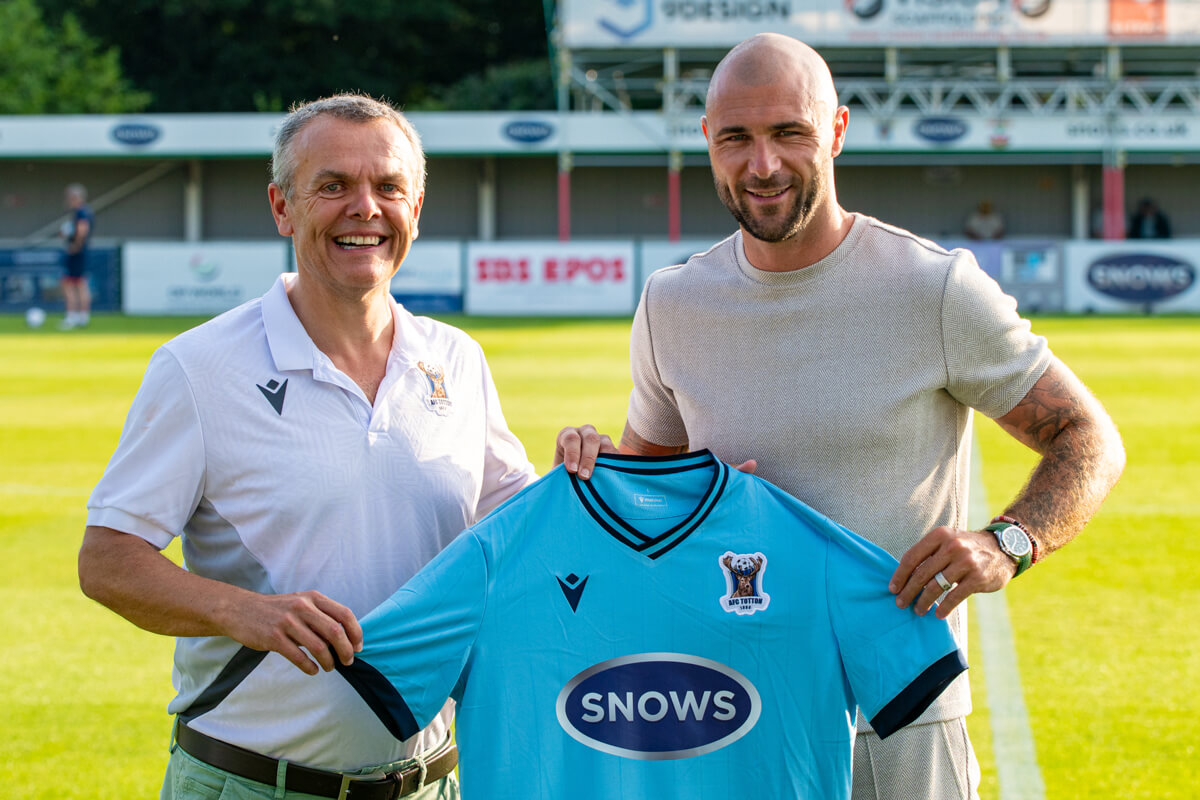 CHAIRMAN Stephen Snow_Charlie Austin-1_AFC Totton_CUP_Tue30July2024.jpg