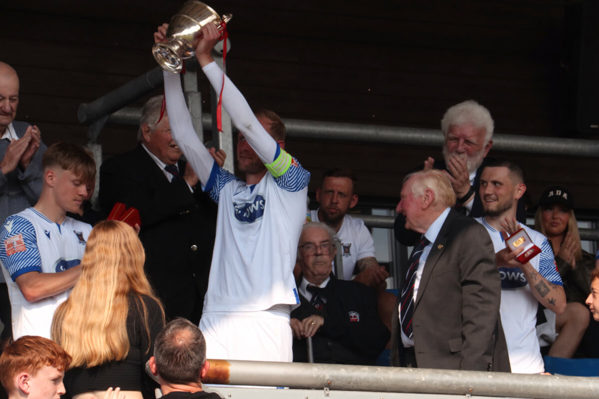 Scott Rendell_Trophy Lift_AFC Totton vs Hythe-Dibden_SDFA SSCup Final_Sat18May2024.jpg